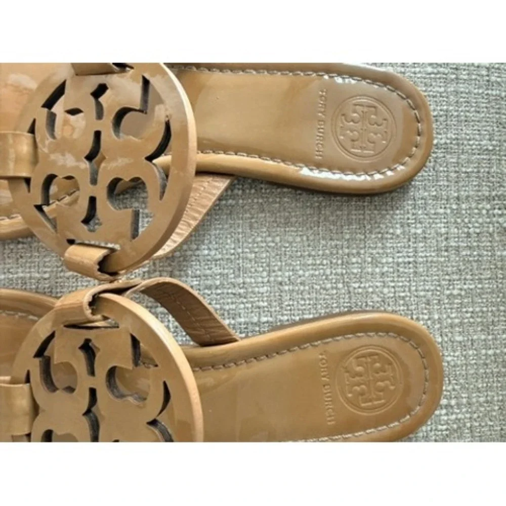 Tory Burch Miller Patent Leather Thong Sandals Tan Gold Logo Womens 10